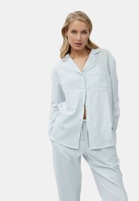 Lichtblauw en wit gestreept pyjama-set met een knoopsluiting shirt met een borstzak en broek met trekkoord. Zachte, gladde stoftextuur.