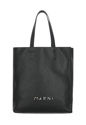 Borsa a spalla in pelle nera testurizzata con due manici e logo bianco "MARNI" al centro frontale.