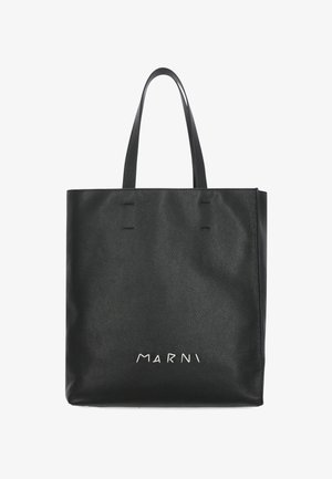 Borsa a spalla in pelle nera testurizzata con due manici e logo bianco "MARNI" al centro frontale.