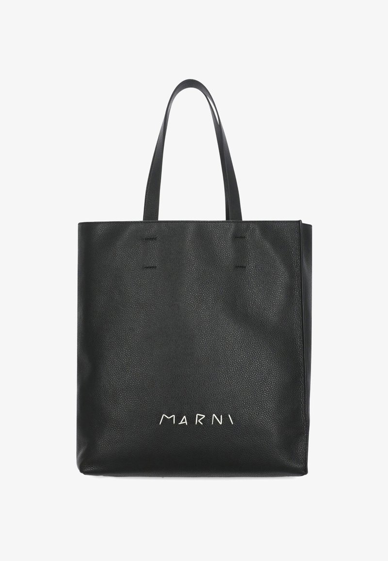 Borsa a spalla in pelle nera testurizzata con due manici e logo bianco "MARNI" al centro frontale.