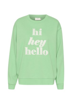 Vaaleanvihreä ylisuurikokoinen collegepaita, joka on valmistettu pehmeästä kankaasta. Paidassa on valkoiset tekstit "hi hey hello", ja siinä on ribbigohtaat hihansuut ja helma.