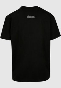 Sort bomulds T-shirt med rund hals, korte ærmer og et trykt logo i gotisk skrift nær den øverste del af ryggen.