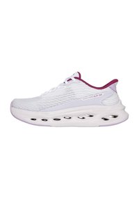 Zapatilla deportiva blanca con parte superior de malla, detalles en rosa y cuello acolchado. Cuenta con una suela acolchada con recortes alargados para ventilación.