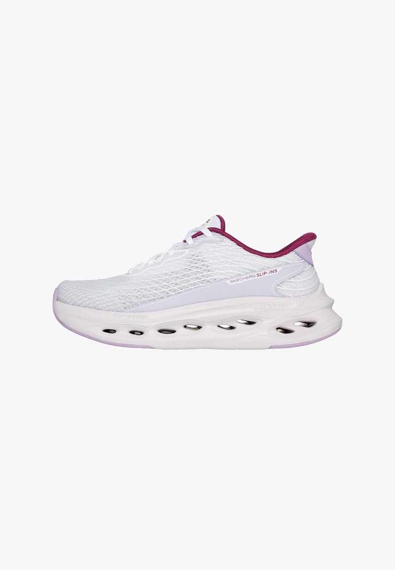 Zapatilla deportiva blanca con parte superior de malla, detalles en rosa y cuello acolchado. Cuenta con una suela acolchada con recortes alargados para ventilación.