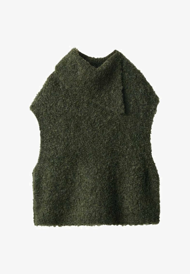 Zelena, teksturirana pletena prsluk s visokim ovratnikom, bez rukava i slobodnim krojem. Materijal izgleda mekano i pahuljasto.