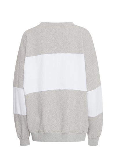 Felpa grigia chiara con striscia orizzontale bianca al centro. Presenta un colletto rotondo a coste e polsini e orlo elasticizzati.