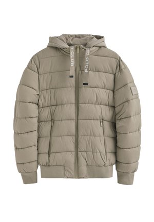 Giacca imbottita verde oliva con cappuccio, chiusura con zip, due tasche laterali e polsini a coste. Presenta l'etichetta "POLO CLUB" sui lacci e sulla manica.
