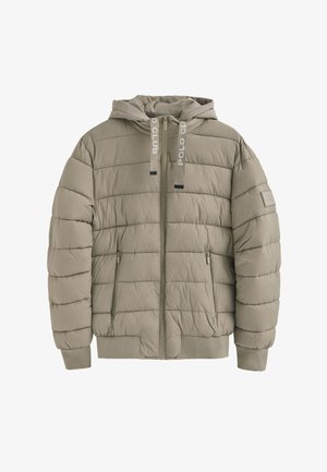 Chaqueta acolchada verde oliva con capucha, cierre de cremallera, dos bolsillos laterales y puños acampanados. Presenta una etiqueta "POLO CLUB" en los cordones y la manga.