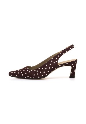 Zapato de mujer marrón con tira trasera, lunares blancos, punta puntiaguda y tacón medio en bloque.