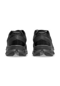 Czarne buty sportowe z teksturowaną cholewką, wyściełanym kołnierzem i solidną gumową podeszwą z wzorzystym bieżnikiem zapewniającym przyczepność.