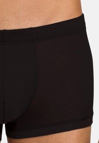 Zwarte boxershorts van zachte stof. Heeft een snug fit met een soepele tailleband en minimale stiksels voor een nette uitstraling.