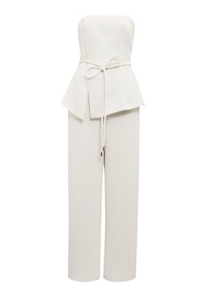 Λευκό ολόσωμο φόρεμα χωρίς τιράντες με φαρδιές παντελόνες, ασύμμετρο peplum στη μέση και δεμένη ζώνη μπροστά.