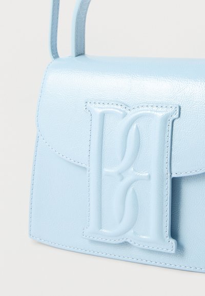 Ανοιχτό μπλε δερμάτινη τσάντα χειρός με ανάγλυφο, ραμμένο διακοσμητικό λογότυπο στην εμπρόσθια πτέρυγα και λεπτό λουράκι ώμου.