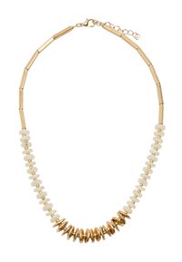 Złoto-biała naszyjnik z wydłużonymi złotymi rurkami metalowymi i okrągłymi białymi koralikami, z zakrzywionymi złotymi dyskami jako akcentami w dolnej części.