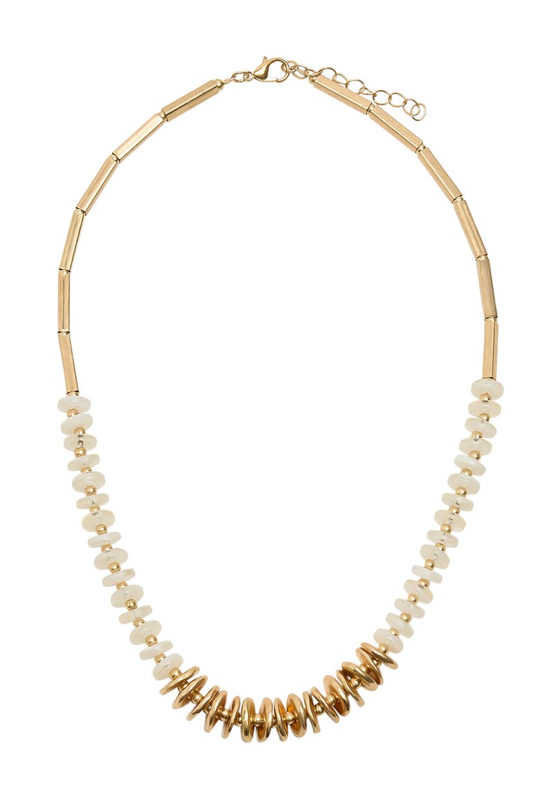 Złoto-biała naszyjnik z wydłużonymi złotymi rurkami metalowymi i okrągłymi białymi koralikami, z zakrzywionymi złotymi dyskami jako akcentami w dolnej części.