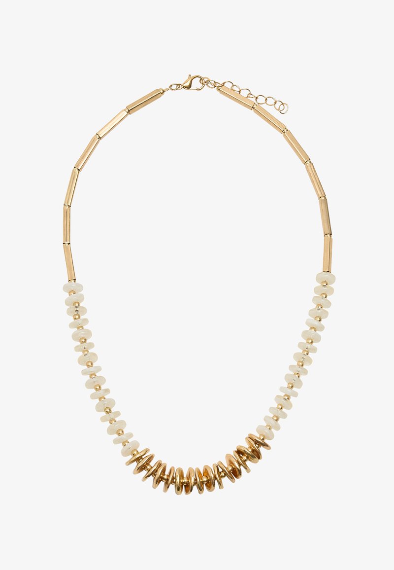 Złoto-biała naszyjnik z wydłużonymi złotymi rurkami metalowymi i okrągłymi białymi koralikami, z zakrzywionymi złotymi dyskami jako akcentami w dolnej części.