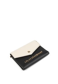 Svart texturerad läderplånbok med en krämfärgad flap, som har ett guldtryckknappsstängning och präglad logotyp på framsidan. Kompakt och triangulär design.