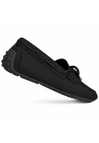 Czarne buty wsuwane z teksturowanej tkaniny, z detalami w postaci sznurków i gumową podeszwą z małymi wypustkami dla lepszej przyczepności.