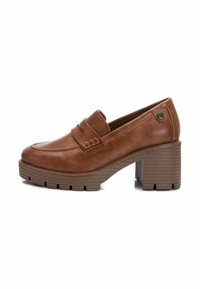 Mocassini con tacco in pelle marrone, a punta quadrata, con cinturino decorativo e suola platform spessa e rigata. Dettaglio con bottone logo laterale.