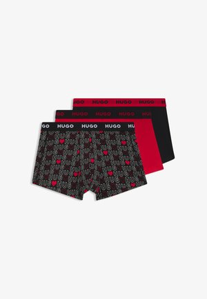 Conjunto de três cuecas boxer com cinturas elásticas em vermelho, preto e preto padrão com os desenhos "HUGO" e corações em branco e vermelho.