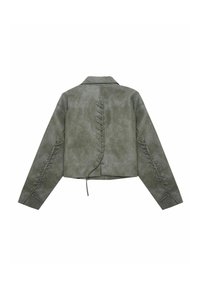 Groene faux leren cropped jack met een puntige kraag, vetersluiting aan de zijkanten en details op de rug. Glad textuur en aangesloten ontwerp.