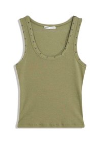 Olivgrünes, geripptes Tanktop mit Rundhalsausschnitt, versehen mit silbernen Nieten entlang der Kanten als Detail. Hergestellt aus einem weichen, dehnbaren Stoff.