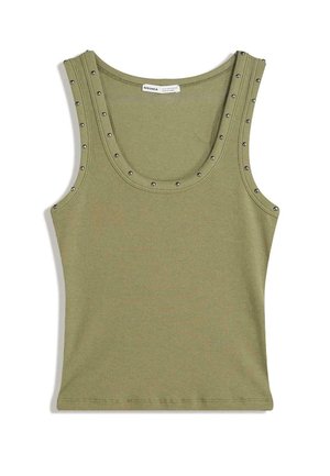 Olivgrünes, geripptes Tanktop mit Rundhalsausschnitt, versehen mit silbernen Nieten entlang der Kanten als Detail. Hergestellt aus einem weichen, dehnbaren Stoff.