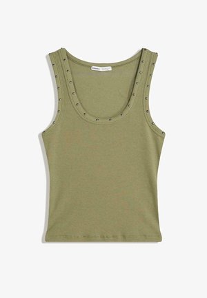 Débardeur côtelé vert olive avec un col rond, ornée de clous en argent le long des bords pour un effet décoratif. Fabriqué à partir d'un tissu doux et extensible.