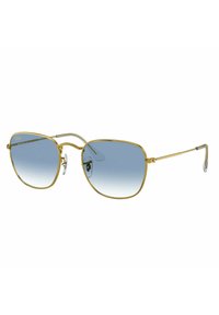 Occhiali da sole con montatura in metallo dorato, lenti blu sfumate, forma quadrata e supporti per il naso. Comprendono aste sottili e dettagli del logo sulle lenti.