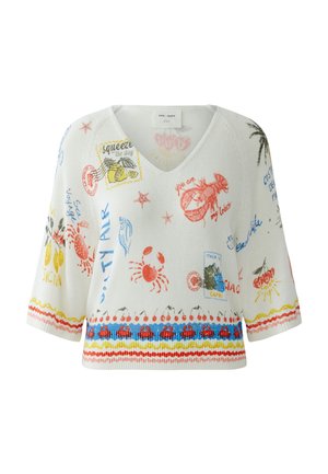 Witte V-hals trui met kleurrijke prints met een zee-thema, waaronder krabben, kreeften, citroenen, kersen, palmbomen en tekstzinnen.