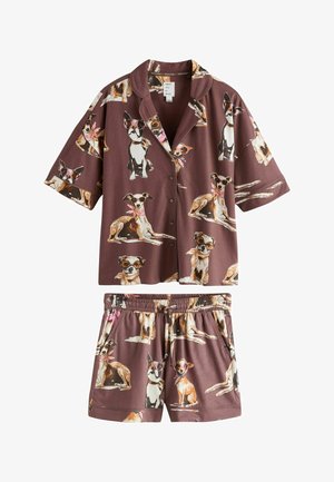 Braunes kurzärmeliges Hemd mit Knöpfen und Shorts mit elastischem Bund, bedruckt mit Illustrationen von Hunden, die Sonnenbrillen und Bandanas tragen.