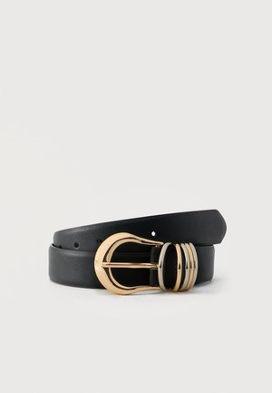 Ceinture en cuir noir roulée avec boucle en métal doré brillant et trois passants dorés sur fond blanc uni.