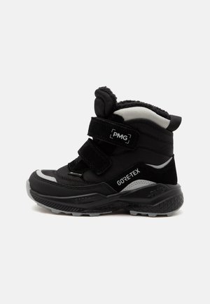 Botte d’hiver noire montante avec bandes velcro, étiquette GORE-TEX, semelle épaisse et doublure intérieure douce pour protection contre le froid.