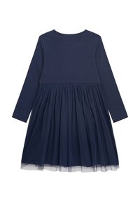 Marineblaues Kleid mit langen Ärmeln, das einen taillierten Oberteil und einen weit auslaufenden Tüllrock hat. Glattes Obermaterial mit strukturiertem, geschichtetem Tüll am Saum.