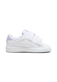 Baskets blanches avec une tige synthétique lisse, deux sangles Velcro réglables et un accent lilas au talon. Semelle en caoutchouc plate.