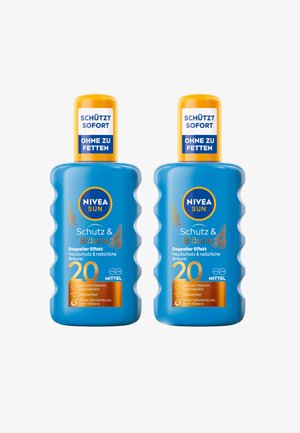 Zwei blaue Plastikflaschen mit NIVEA Sun Lotion, jeweils mit gelbem Verschluss. Der Text gibt SPF 20, wasserfest und eine nicht fettende Formel an.