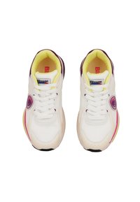 Scarpe sportive bianche realizzate con materiali in rete e sintetici. Presentano dettagli viola, rivestimento giallo e una striscia rosa sulla suola.