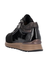 Chaussures de sport noires avec des accents en cuir verni et en daim. Dotées d'une fermeture éclair, d'un col rembourré et d'une semelle en caoutchouc beige avec une adhérence texturée.