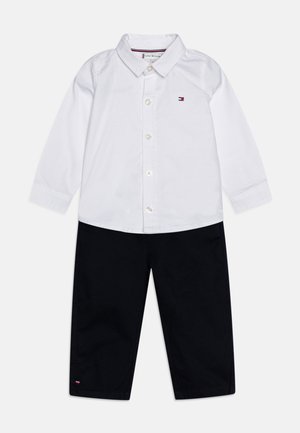Tommy Hilfiger, BABY GIFTBOX UNISEX SET - Pantalon classique - desert sky