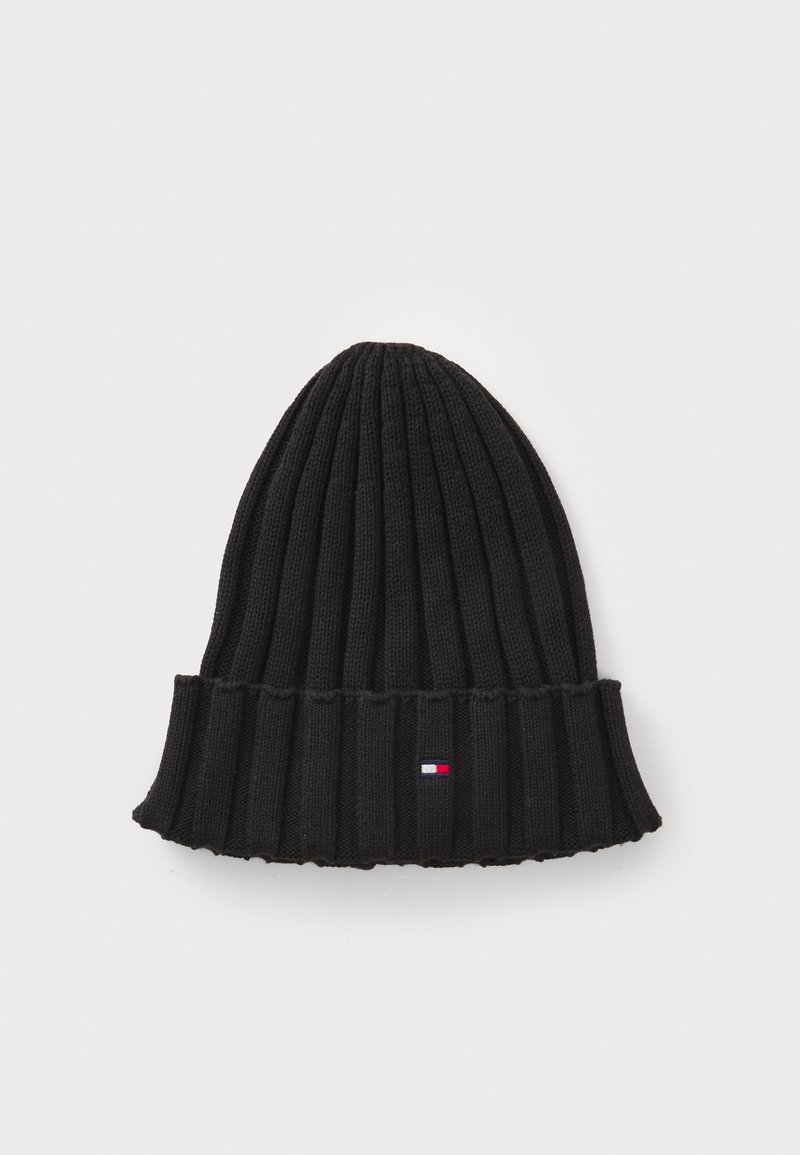 Bonnet en tricot côtelé noir avec un revers et un petit logo brodé. Tissu texturé avec une forme allongée et ajustée.