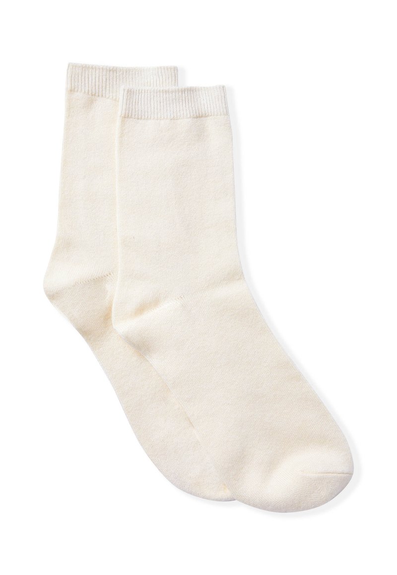 Calcetines de algodón color crema, de longitud hasta la mitad de la pantorrilla, con puños acanalados y una textura suave, sin patrones ni detalles adicionales.