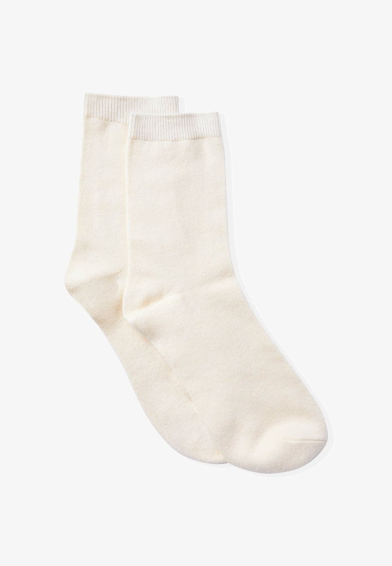 Calcetines de algodón color crema, de longitud hasta la mitad de la pantorrilla, con puños acanalados y una textura suave, sin patrones ni detalles adicionales.