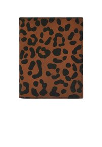 Portafoglio in pelle marrone con design a stampa leopardata nera, caratterizzato da una superficie testurizzata e bordi precisi e lisci.