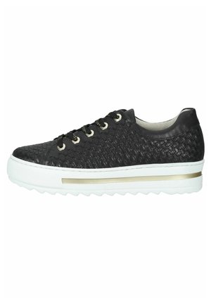 Czarny niski sneaker z plecioną skórzaną fakturą, czarne sznurówki, biała gruba podeszwa i złoty pasek wzdłuż podeszwy.