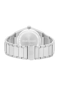 Reloj de acero inoxidable con pulsera de metal plateado. Presenta una caja redonda y un fondo liso grabado con la marca y las especificaciones.