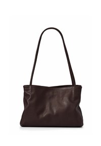 Borsa tote in pelle marrone scuro con due manici lunghi e una texture morbida, leggermente rugosa, in piedi su uno sfondo bianco.