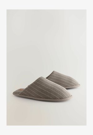 Pantofole in tessuto grigio con punta appuntita, caratterizzate da un sottile motivo a righe, una texture morbida e un bordo in contrasto lungo i lati.