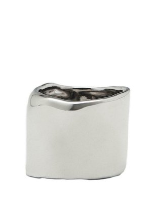 Anello spesso in argento con una superficie liscia e riflettente e un design con bordo ondulato, caratterizzato da una finitura lucida e una forma leggermente irregolare.