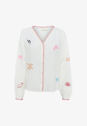 Vit skjorta med långa ärmar, prydd med färgglada broderade mönster och kontrasterande röd kant längs halsringningen och knappraden.