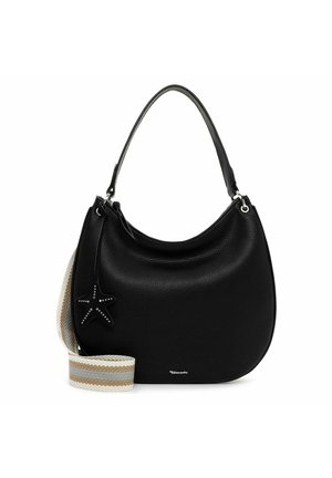 Sac à main en cuir noir en forme de croissant avec une anse en tissu rayé beige détachable et un porte-clés en forme d'étoile de mer attaché.